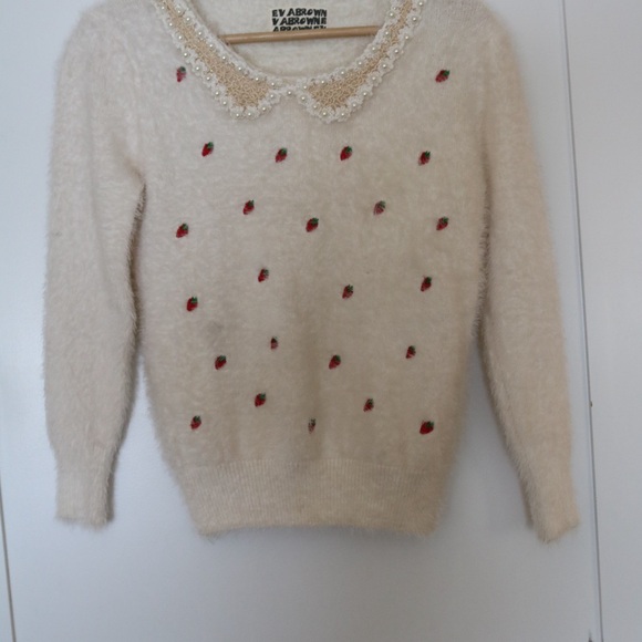 Fuzzy strawberry pearl shirt - Picture 2 of 3